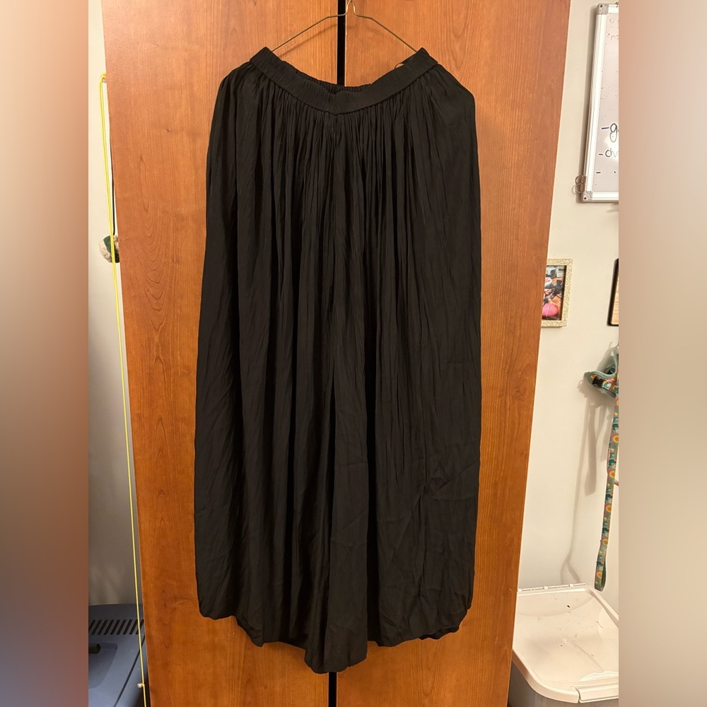 🖤 Black Revival Pants – Voluminous Pleated Flow & Elastic Waist – Size M/L